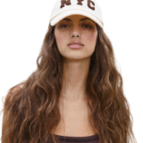 Gorra blanca mujer LUMINA NYC en algodón, ajustable y cómoda, con logo NY bordado. Perfecta para uso diario, ciudad y actividades al aire libre.