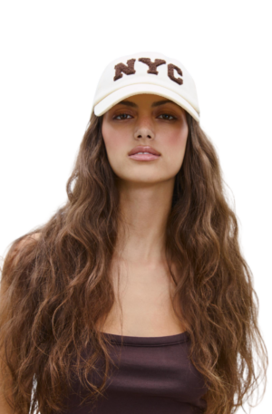 Gorra blanca mujer LUMINA NYC en algodón, ajustable y cómoda, con logo NY bordado. Perfecta para uso diario, ciudad y actividades al aire libre.
