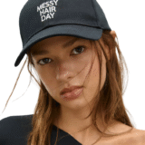 Bordado gorras LUMINA en color negro para mujer, ajustable, cómodo y transpirable, perfecto para uso diario y actividades al aire libre.