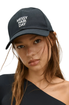 Gorra para mujer color negro con texto bordado color blanco