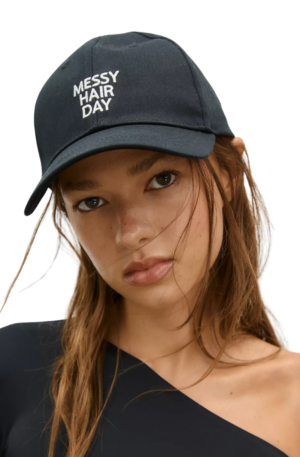 Bordado gorras LUMINA en color negro para mujer, ajustable, cómodo y transpirable, perfecto para uso diario y actividades al aire libre.