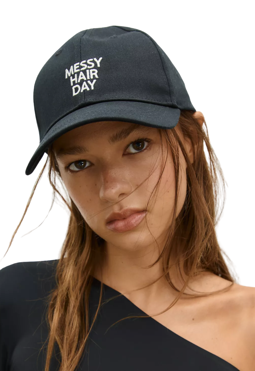 Gorra para mujer color negro con texto bordado color blanco