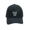 Gorra para mujer color negro con texto bordado color blanco