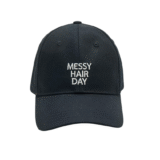 Gorra para mujer color negro con texto bordado color blanco