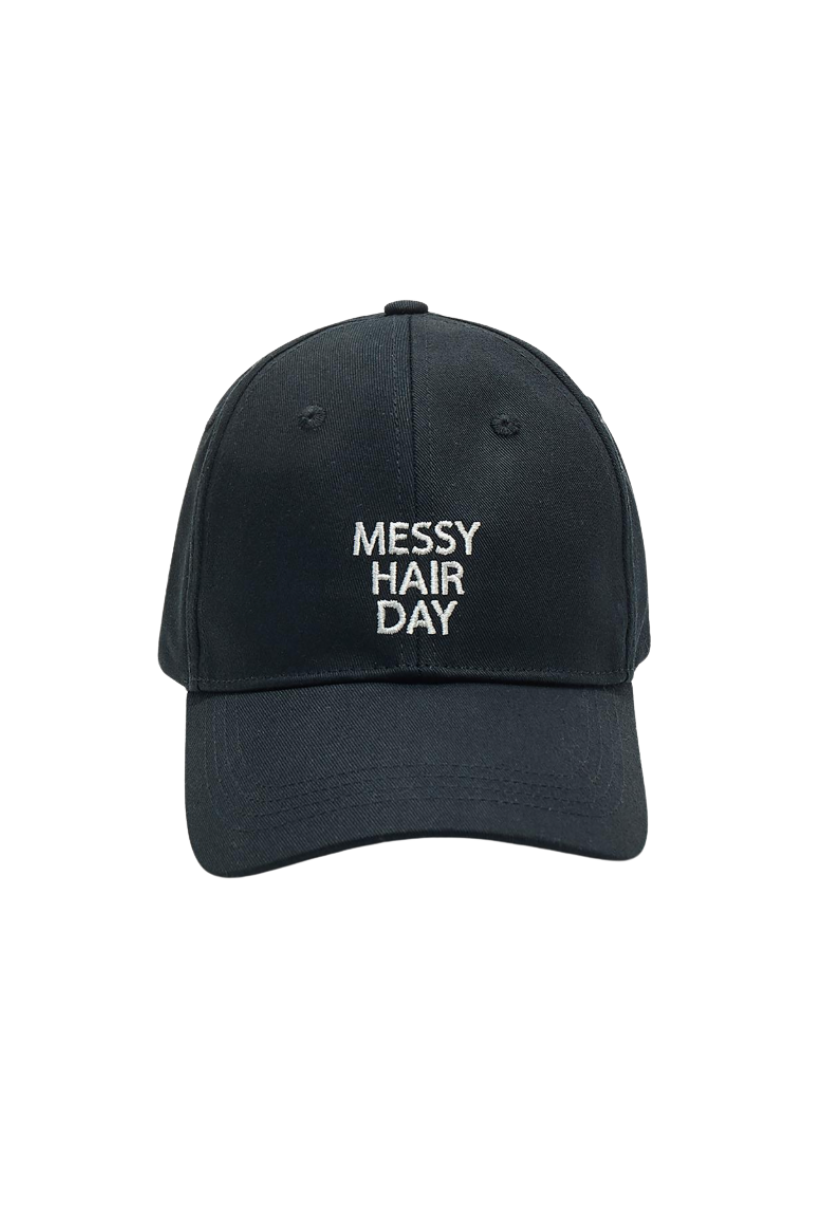 Gorra para mujer color negro con texto bordado color blanco