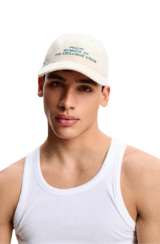 Gorra para hombre color blanco con texto azul bordado minimalista para vestir