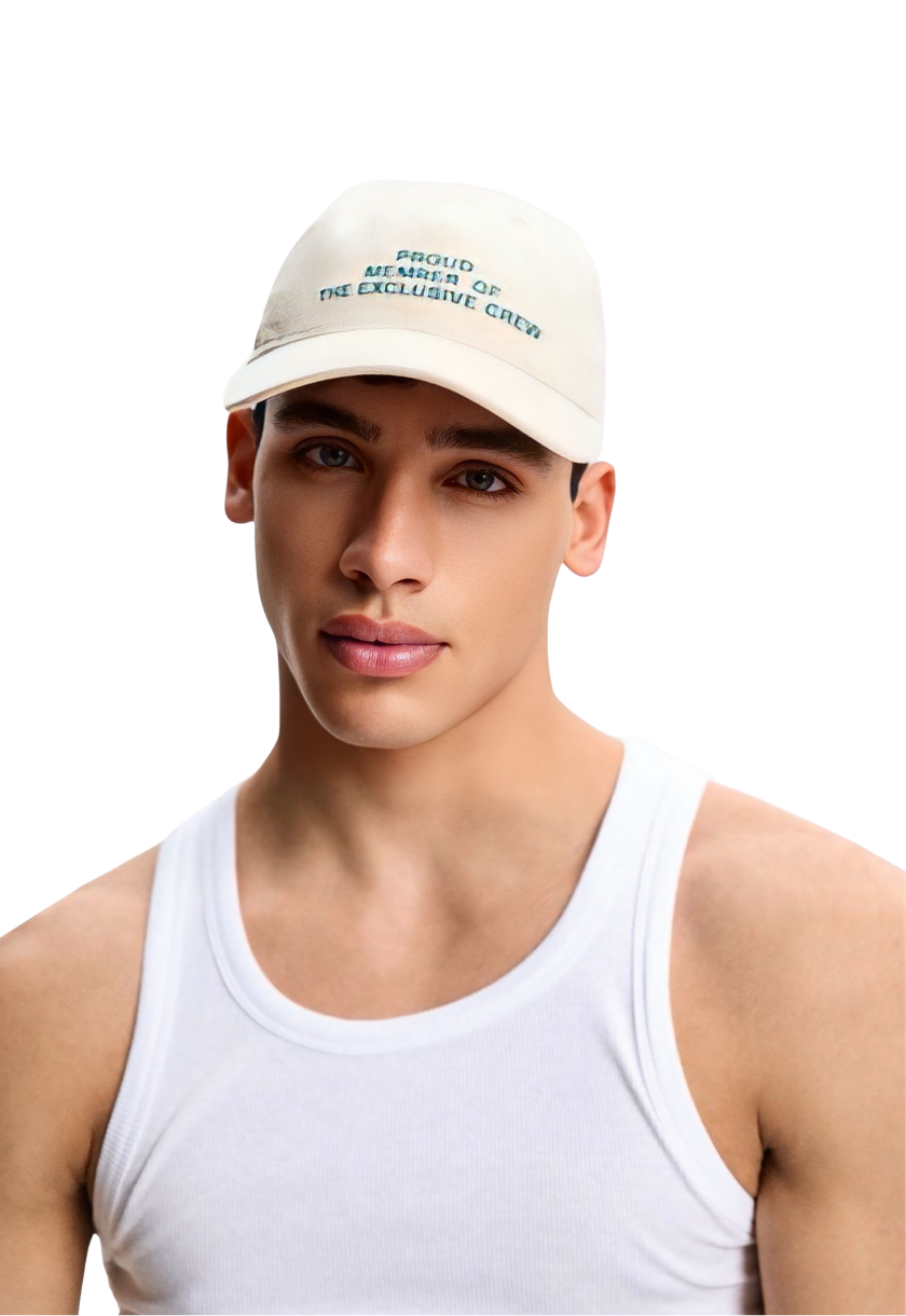 Gorra para hombre color blanco con texto azul bordado minimalista para vestir