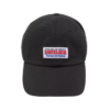 Gorra negra estilo mecánico para hombre con la palabra “L’atelier” bordada en negro y ubicada encima de un cuadrado blanco. Incluye el modelo