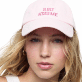 Gorras de mujer LUMINA “Just Kiss Me” en rosa pastel, ajustable y cómoda, con bordado frontal divertido. Perfecta para uso diario y looks urbanos.