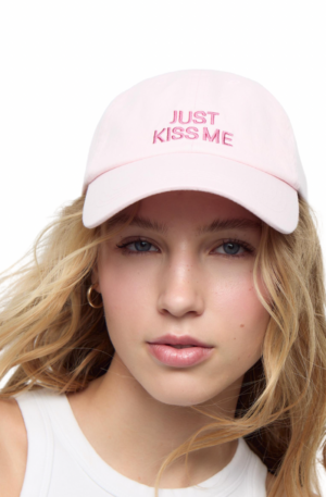 Gorras de mujer LUMINA “Just Kiss Me” en rosa pastel, ajustable y cómoda, con bordado frontal divertido. Perfecta para uso diario y looks urbanos.