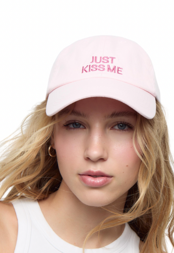 Gorras de mujer LUMINA “Just Kiss Me” en rosa pastel, ajustable y cómoda, con bordado frontal divertido. Perfecta para uso diario y looks urbanos.