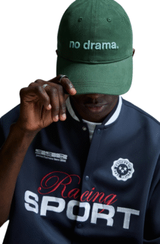 Gorra color verde olivo para hombre con un texto azul “no drama” bordado, estilo minimalista y moderno
