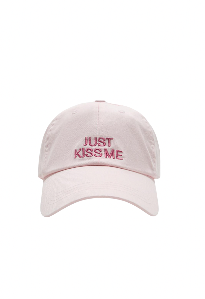 Gorra LUMINA “Just Kiss Me” en color rosa pastel, confeccionada en algodón de alta calidad. Presenta un diseño ajustable y cómodo, con la frase “Just Kiss Me” bordada al frente en tono rosa intenso. Su visera curva ofrece protección solar, mientras que su estilo moderno y femenino la convierte en un accesorio ideal para el uso diario sin modelo