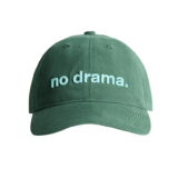 Gorra color verde olivo para hombre con un texto azul “no drama” bordado, estilo minimalista y moderno sin modelo