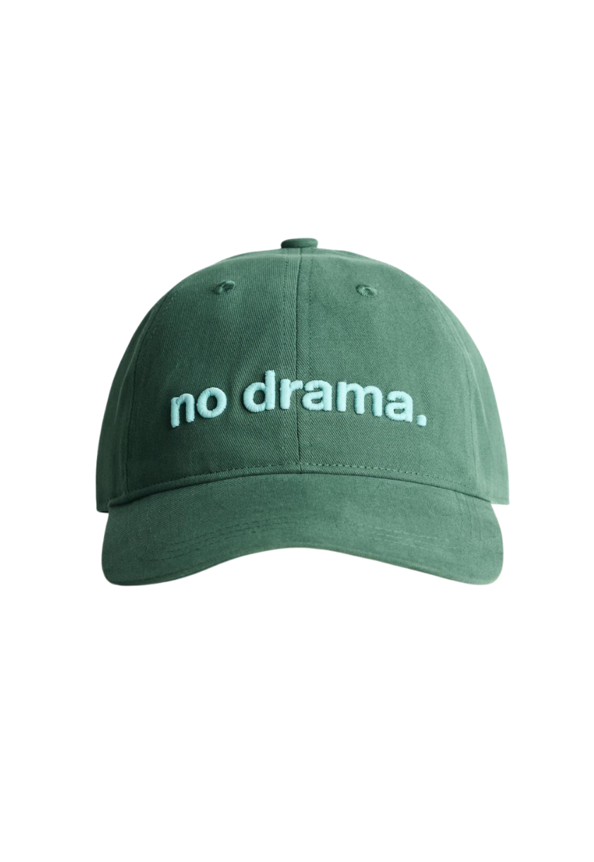 Gorra color verde olivo para hombre con un texto azul “no drama” bordado, estilo minimalista y moderno sin modelo